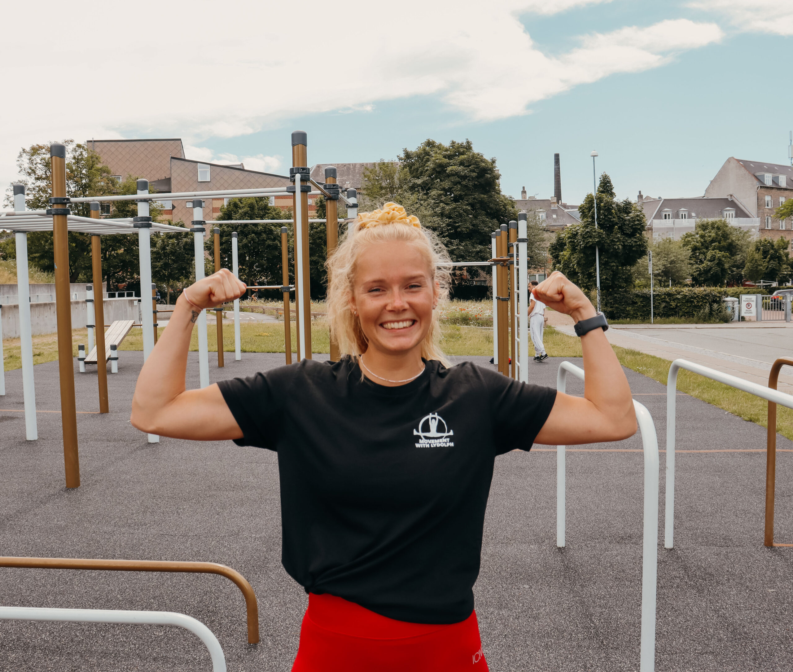 Personlig Træner Josephine Lydolph. Stærk og funktionel i hendes firmatrøje.